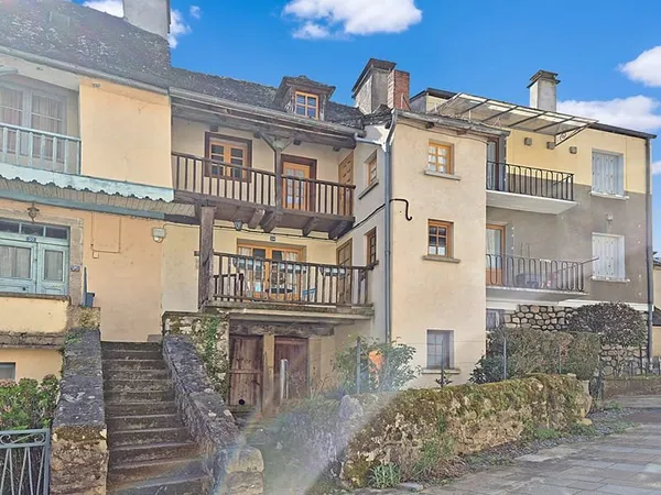 CORRÈZE. ARGENTAT-SUR-DORDOGNE. Jolie maison de 2 chambres avec garage, cour et jardin à l'arrière. 