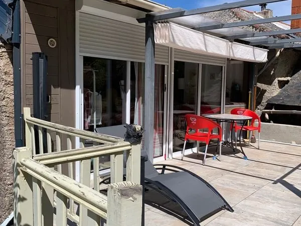 Exclusivité à Miolles : charmante maison de village de 62m2, séjour, une chambre avec jardin. Orient