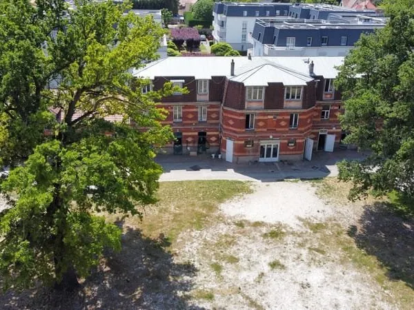 Écurie professionnelle à l'entrée de la forêt de Chantilly