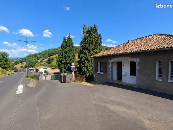 Local professionnel forte visibilité à louer - 60 m² - Saint-Flour