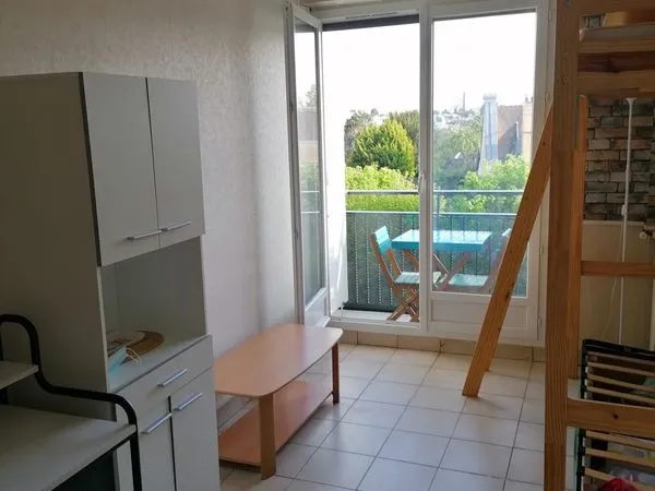 Studio meublé avec balcon et cave