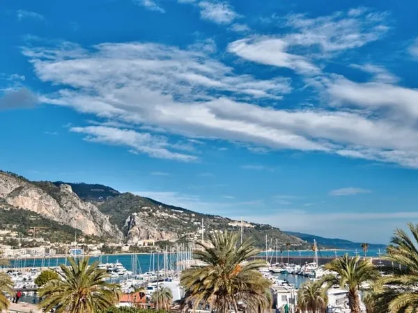 MENTON - PLACE DU BASTION - APPARTEMENT DUPLEX 2 PIECES DE 25M² A VENDRE - RENOVE - BELLES PRESTATIO