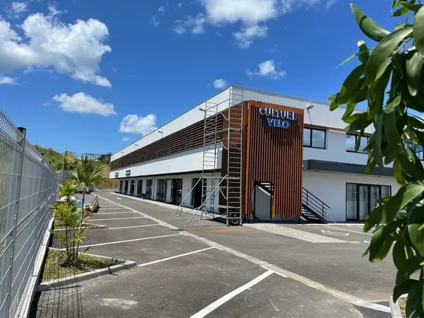 A LOUER Local de 100 m2 immeuble NEUF route de PERRIN proche