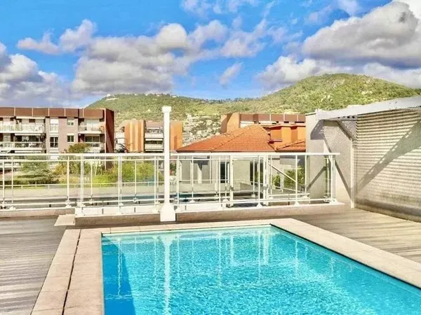 Nice Riquier, proche Port ,studio 26 m2, calme, balcon, piscine dans l'immeuble