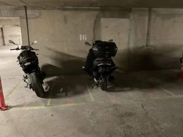 emplacement parking moto