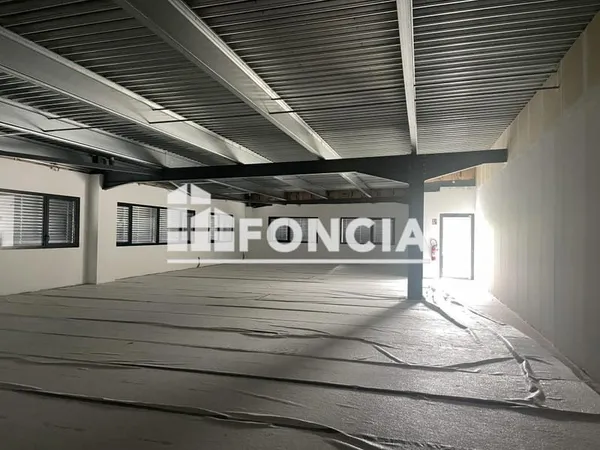 Location - Bureau - 2220 m² - 26 400 €/an HC HT - 2 200 €/mois
