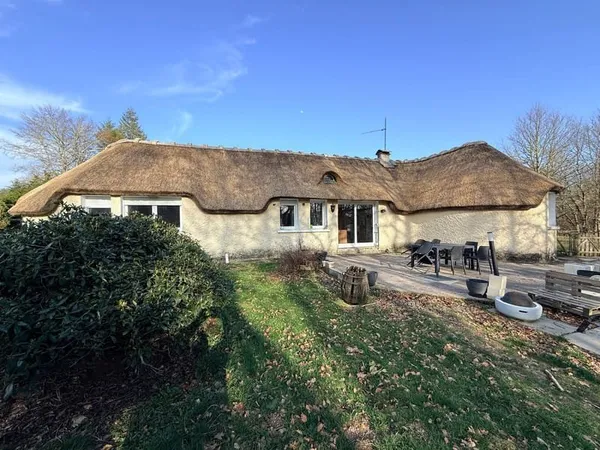 Maison avec toit de chaume, terrain de 9 066 m2 et belles pr