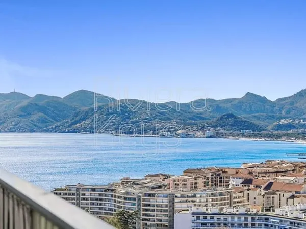 CANNES - Croix des Gardes : Superbe appartement 3 pièces vue mer panoramique