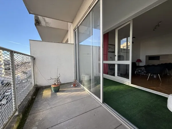 TOURS Place RABELAIS, Grand Type 2 en accès PMR avec terrasse.