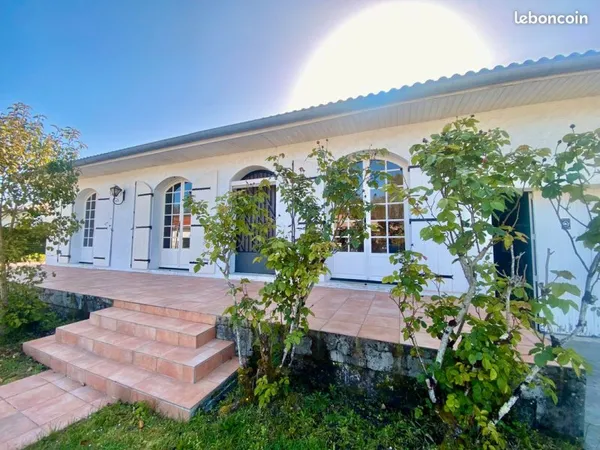Agréable et lumineuse maison non mitoyenne et de plein pied à relooker sur belle parcelle