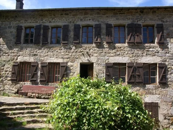 Grande maison en pierres