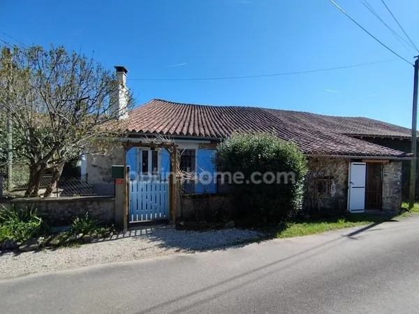 Charente, Roussines. Maison de campagne avec grange attenante, jardin, carport