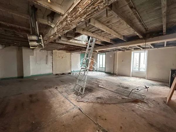Plateau à rénover entièrement - 64 m2 - Potentiel et cachet