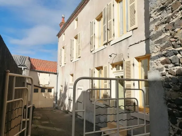MAISON A RÉNOVER AVEC JARDIN, GARAGE ET DÉPENDANCE A MORIAT