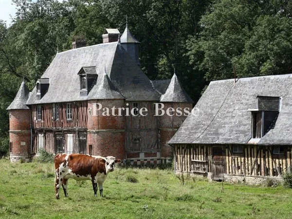 Dans l'Eure, à moins de 2 h de Paris, dans un clos de près de 3,5 ha, un envoutant manoir du 17e s.
