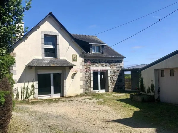 Maison spacieuse de 5 chambres avec garages, cour fermée et pompe à chaleur - Centre bourg