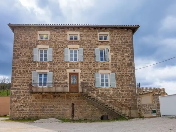 Maison en pierres 190m2 - Garage 80 m2 - RENOVEE en 2022
