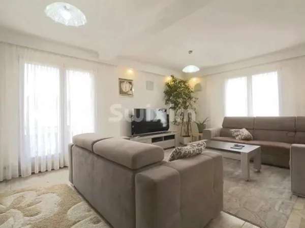 Maison 7 pièces 244 m²