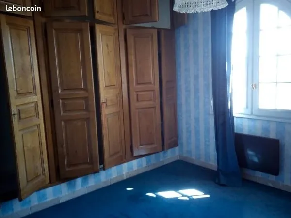 Part loue appartement haut de villa