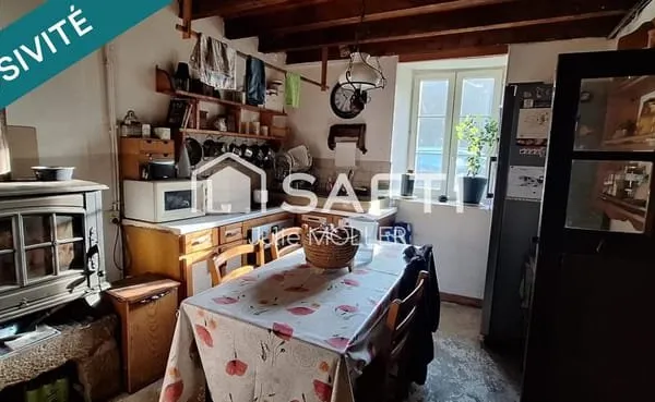 Maison en pierre et poutres apparentes, à rénover