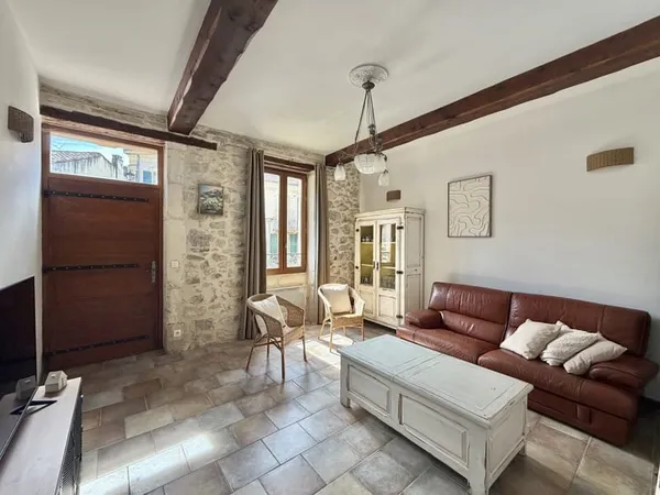 BOULBON - MAISON DE VILLAGE - COUR