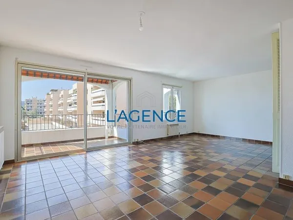 Appartement T4 de 89 m2 en dernier étage avec ascenseur dans