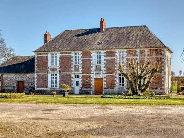 Manoir du XVI ème , 218 m2 + grenier + cellier/ 1480 m2 de dépendances sur 1,6ha