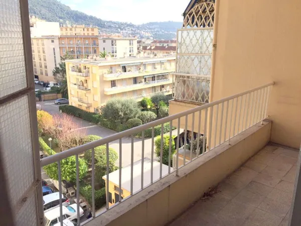 PASTEUR : STUDIO AVEC BALCON - VENDU LOUE