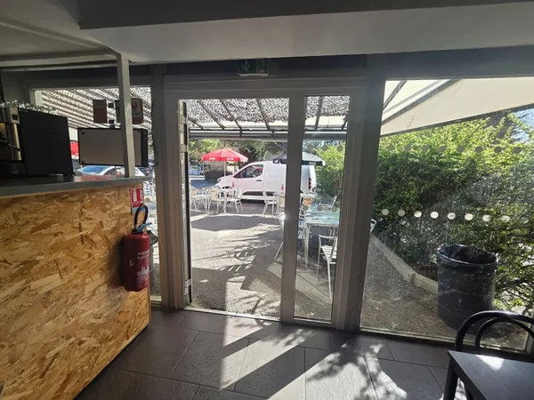 Local commercial 1 pièce 94 m²