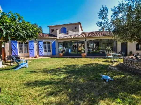 RARE - Villa provençale 3 ch + suite, piscine, véranda, jardin au calme