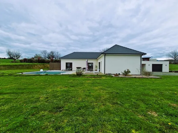 Maison contemporaine de plain-pied avec piscine