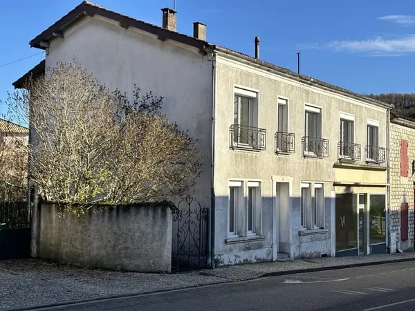 Spacieuse propriété avec potentiel commercial au coeur de Montaigu-de-Quercy