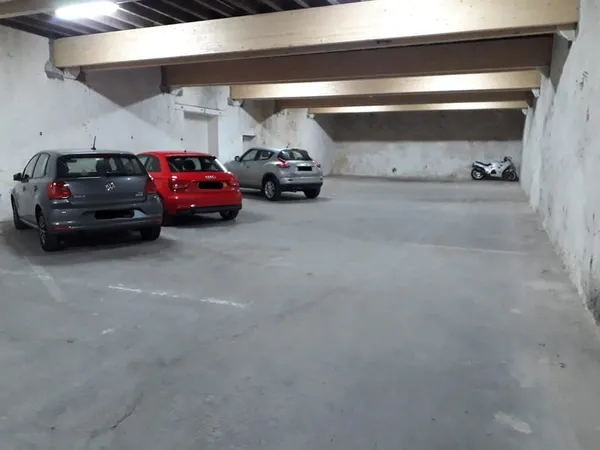 BORDEAUX CHARTRONS - Place moto rue barreyre
