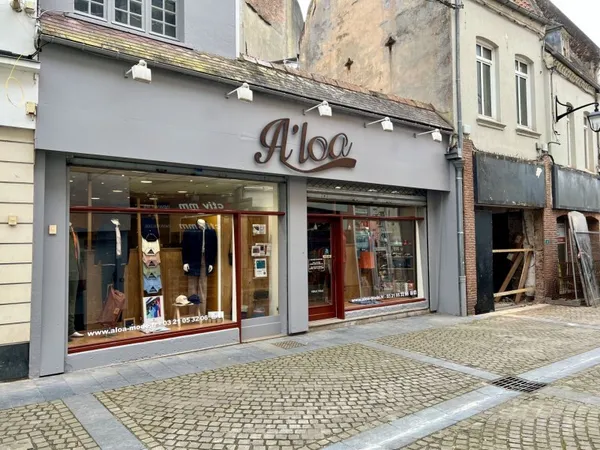 HESDIN : IMMEUBLE A VENDRE AVEC BELLE SURFACE COMMERCIALE