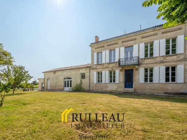 AMBES - MAISON DE MAITRE -CHARME ET MODERNITE- PROCHE DE BOR