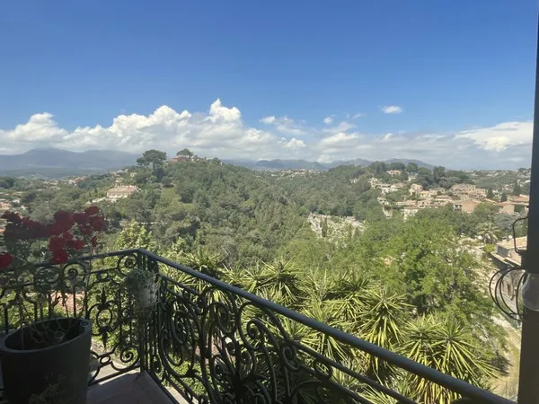 Haut de Cagnes 4 pièces 83 m2 parfait état terrasse vue déga