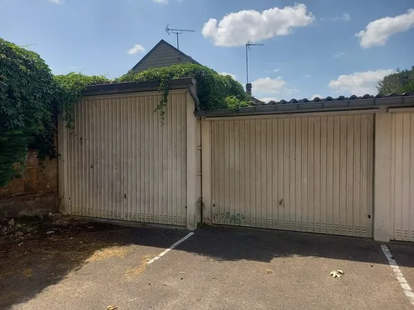 Grand garages