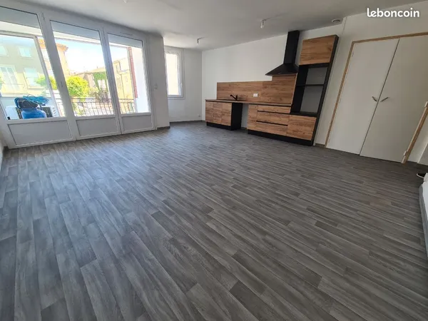 75m2, balcon, 2 chambres T3, climatisation, grande baignoire. Rénovation intégrale