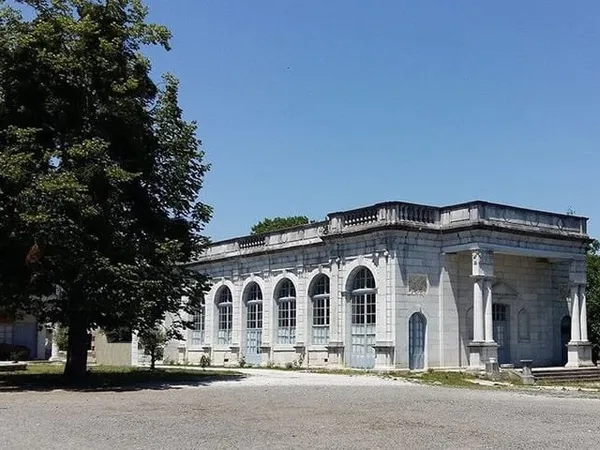 L'Orangerie de Lassus à Montréjeau 3052 m² utiles développés