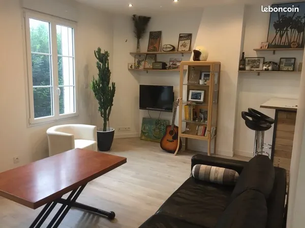 Une chambre disponible dans un T3