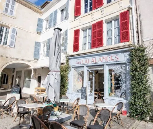 Immeuble 18è - 300m2 en coeur historique + Café/Bar licence IV