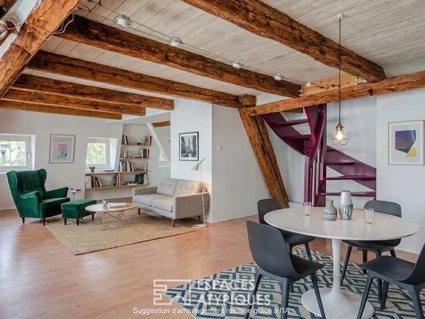 Duplex niché sous les toits au coeur de la Grande Île