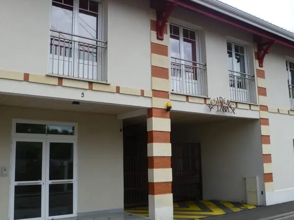 A LOUER LA TESTE PLEIN CENTRE APPARTEMENT TYPE 1EN RDC AVEC