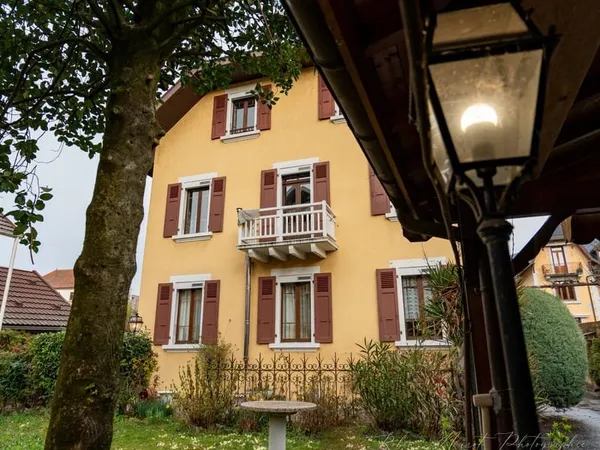Maison avec dépendance individuel et jardin arboré
