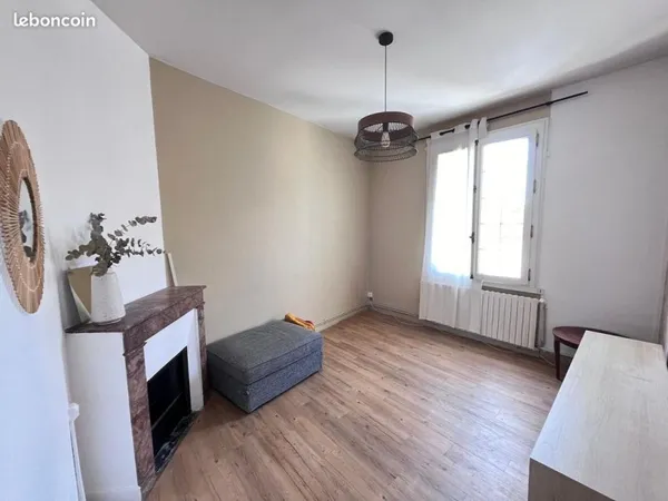 Grande chambre non meublée, maison en colocation