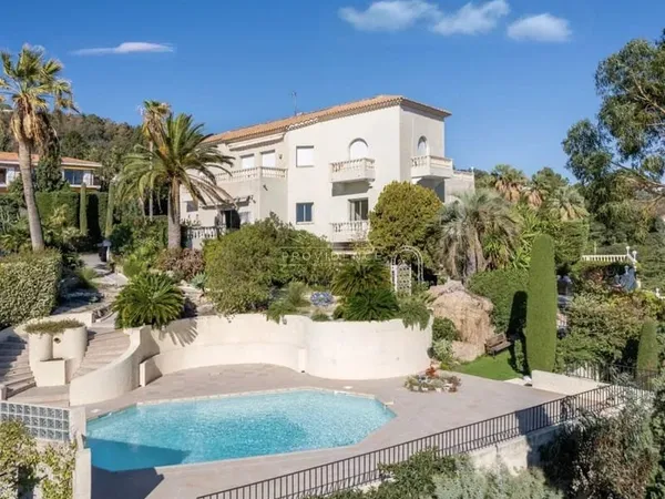 EXCLUSIVITÉ NUE-PROPRIETE - APPARTEMENT D'EXCEPTION AVEC TERRASSE ET VUE MER PANORAMIQUE À CANNES ED