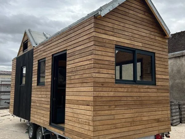 Tiny House sur remorque - bardage Fraké / toit zinc - entièrement équipée
