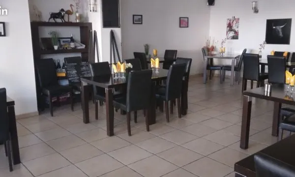 Immeuble avec commerce restaurant, un t2 et un t3