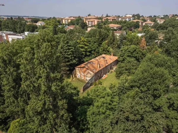 Un bien hors du commun côte pavée avec un parc privé