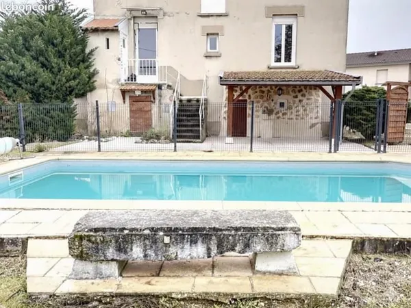 01240 SAINT-PAUL-DE-VARAX : Maison familiale avec piscine